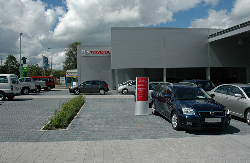 Toyota Autohaus Riedle – Außenansicht | Parkplätze