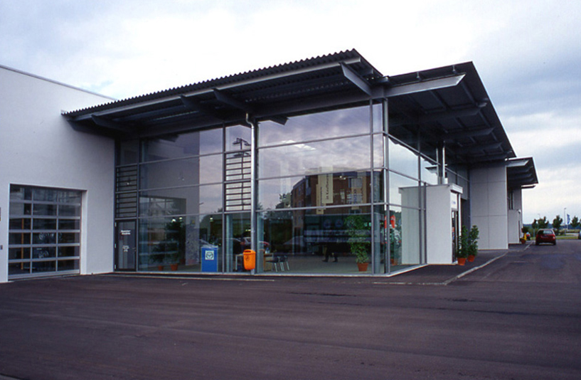 Autohaus Langer - Seitenansicht des Eingangsbereiches